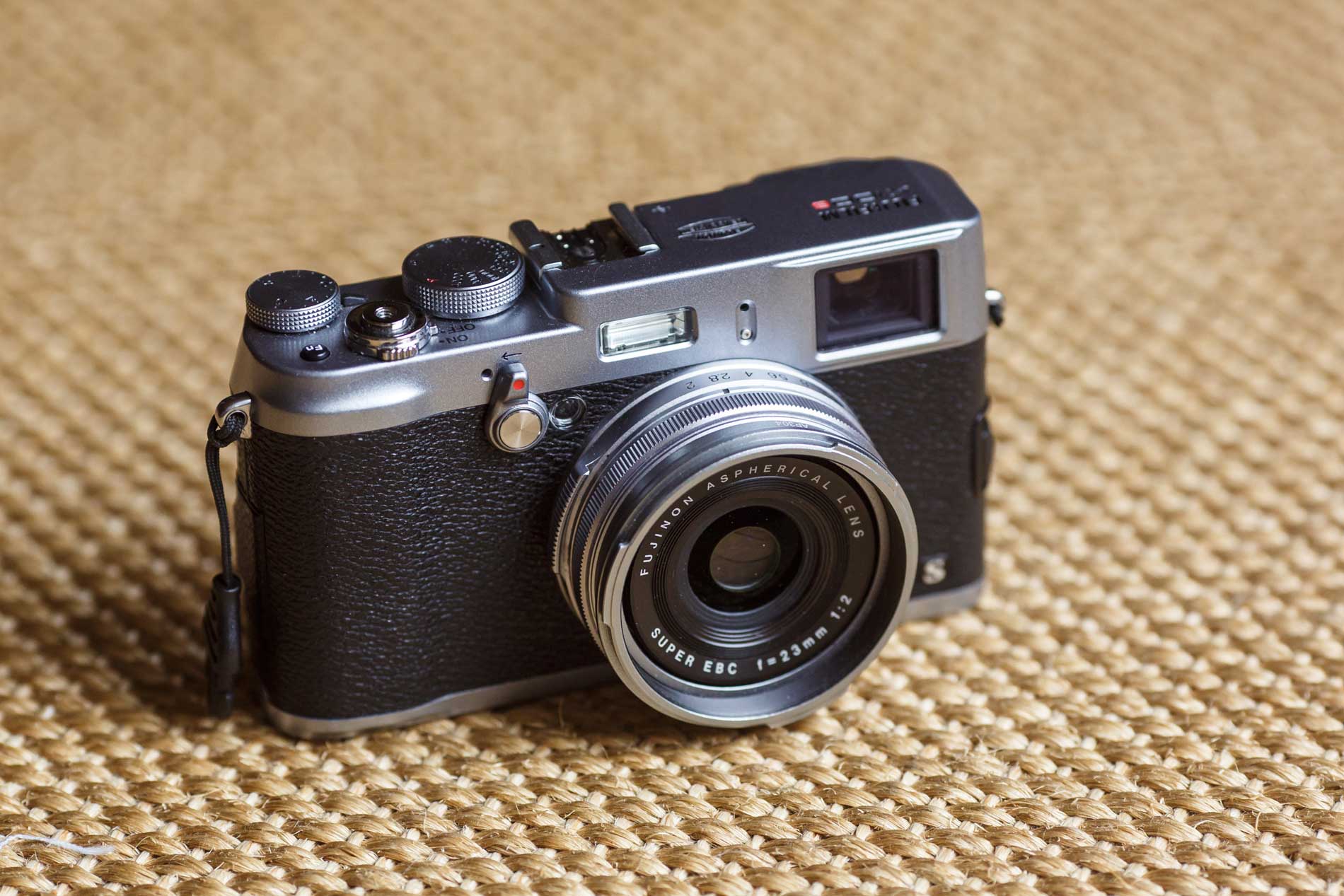 The [Fuji x100s](http://www.amazon.com/dp/B00AX12ZL8/ref=nosim&tag=toolsandtoys-20)