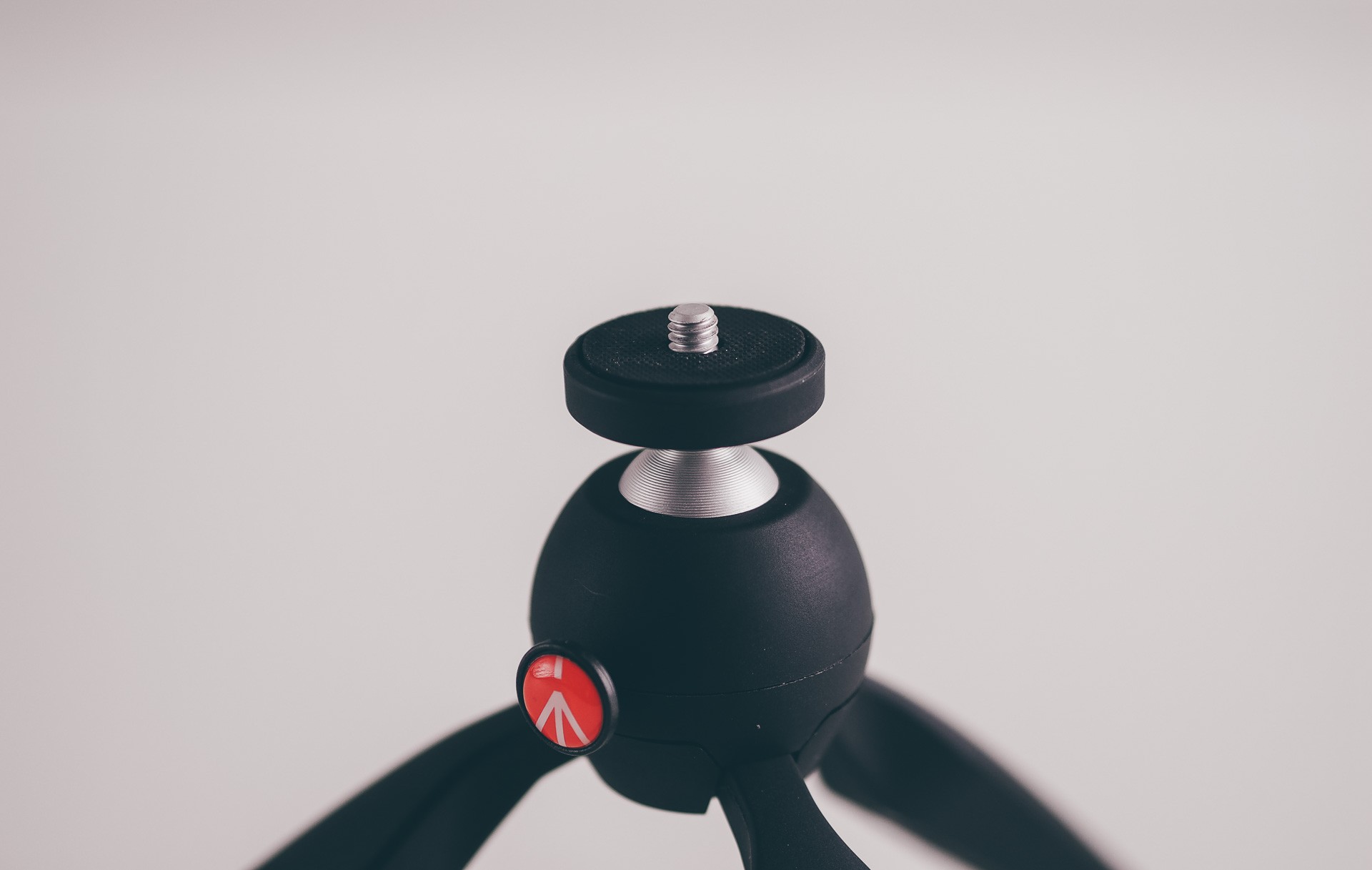 The PIXI Mini’s ball head has a very sturdy screw and is circled by the same rubber found on the tripod’s feet.