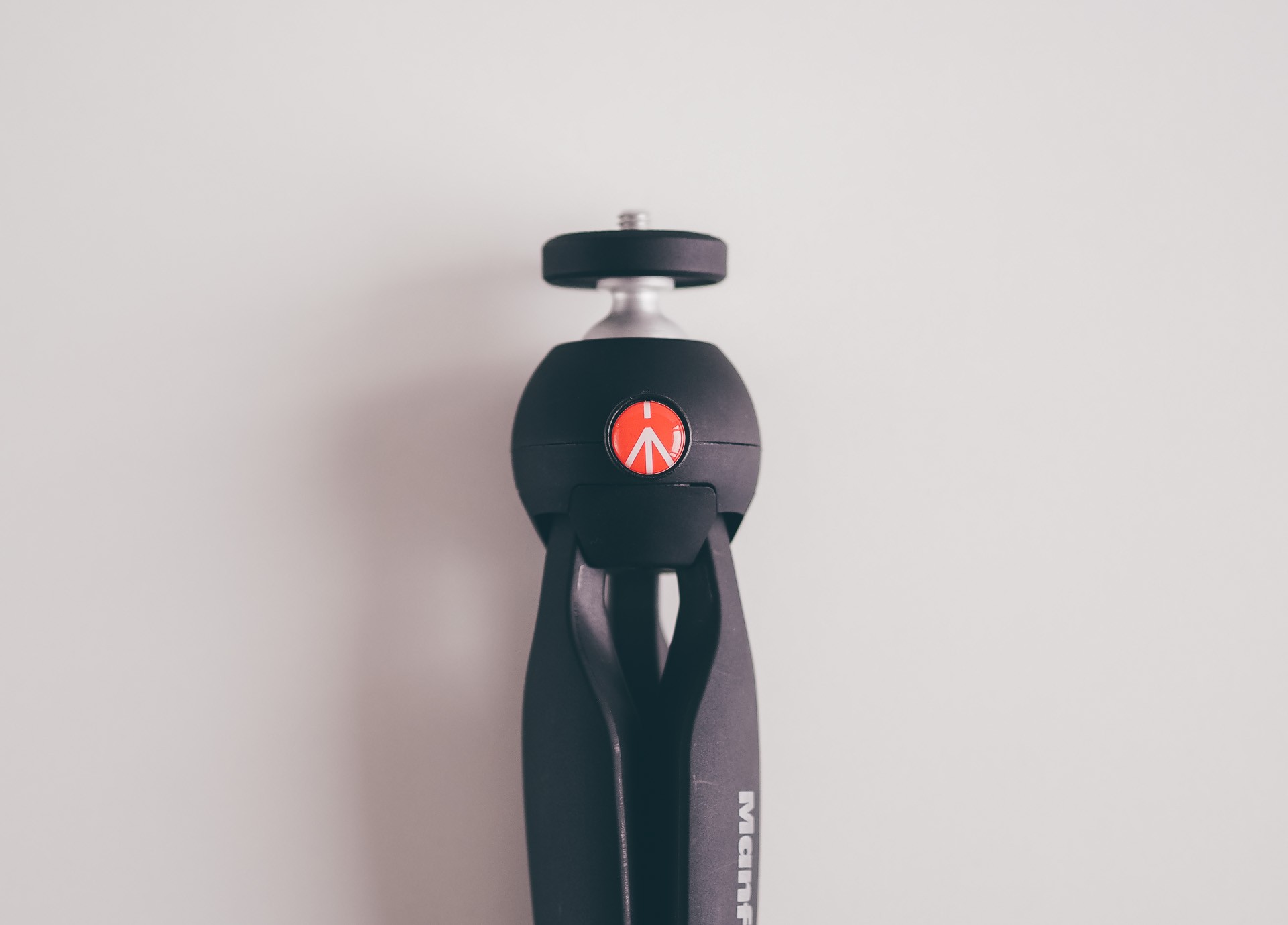 The push button mechanism is adorned with Manfrotto’s logo.