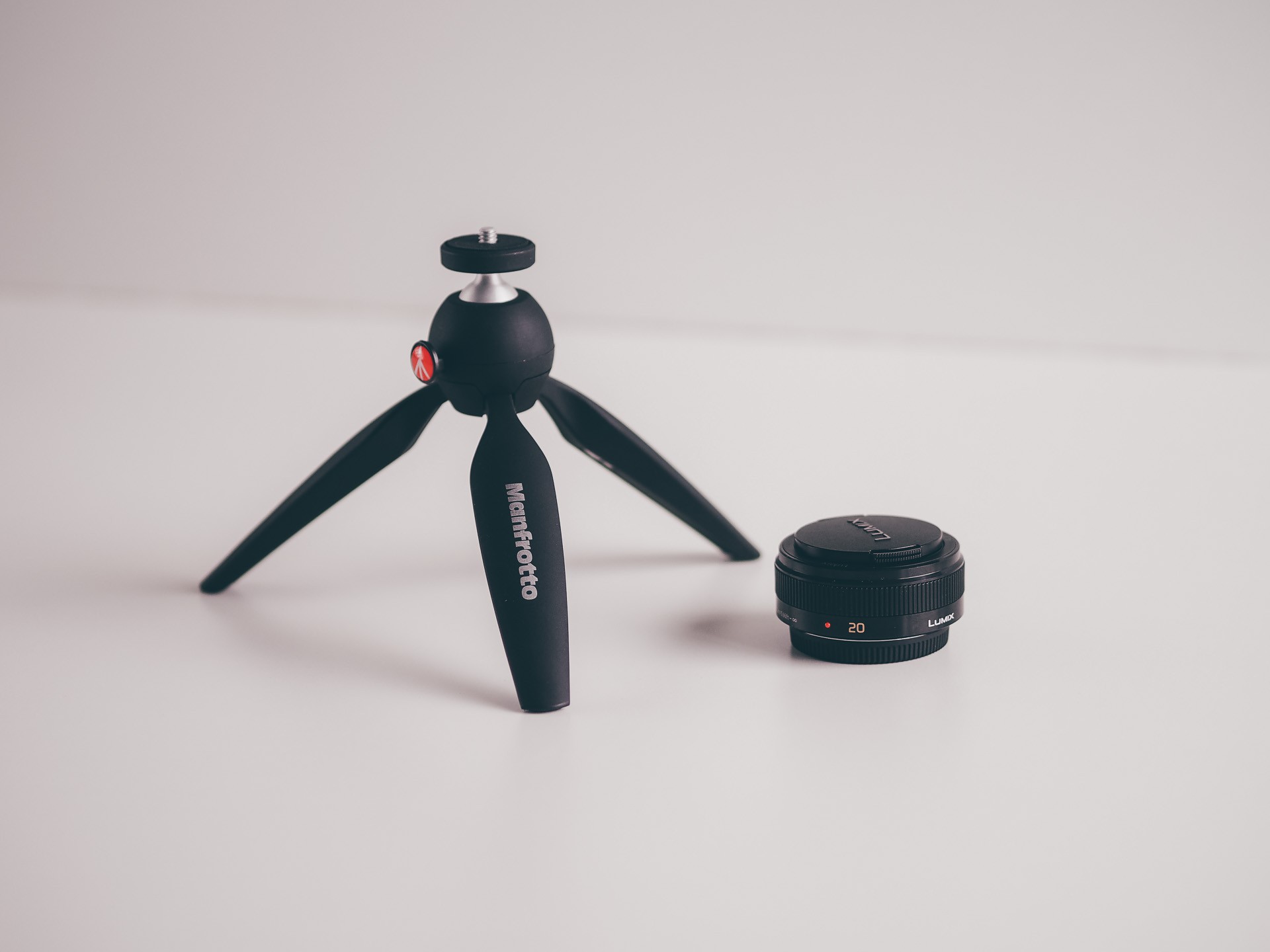 The Manfrotto logo is hard to miss on the PIXI Mini’s left leg.