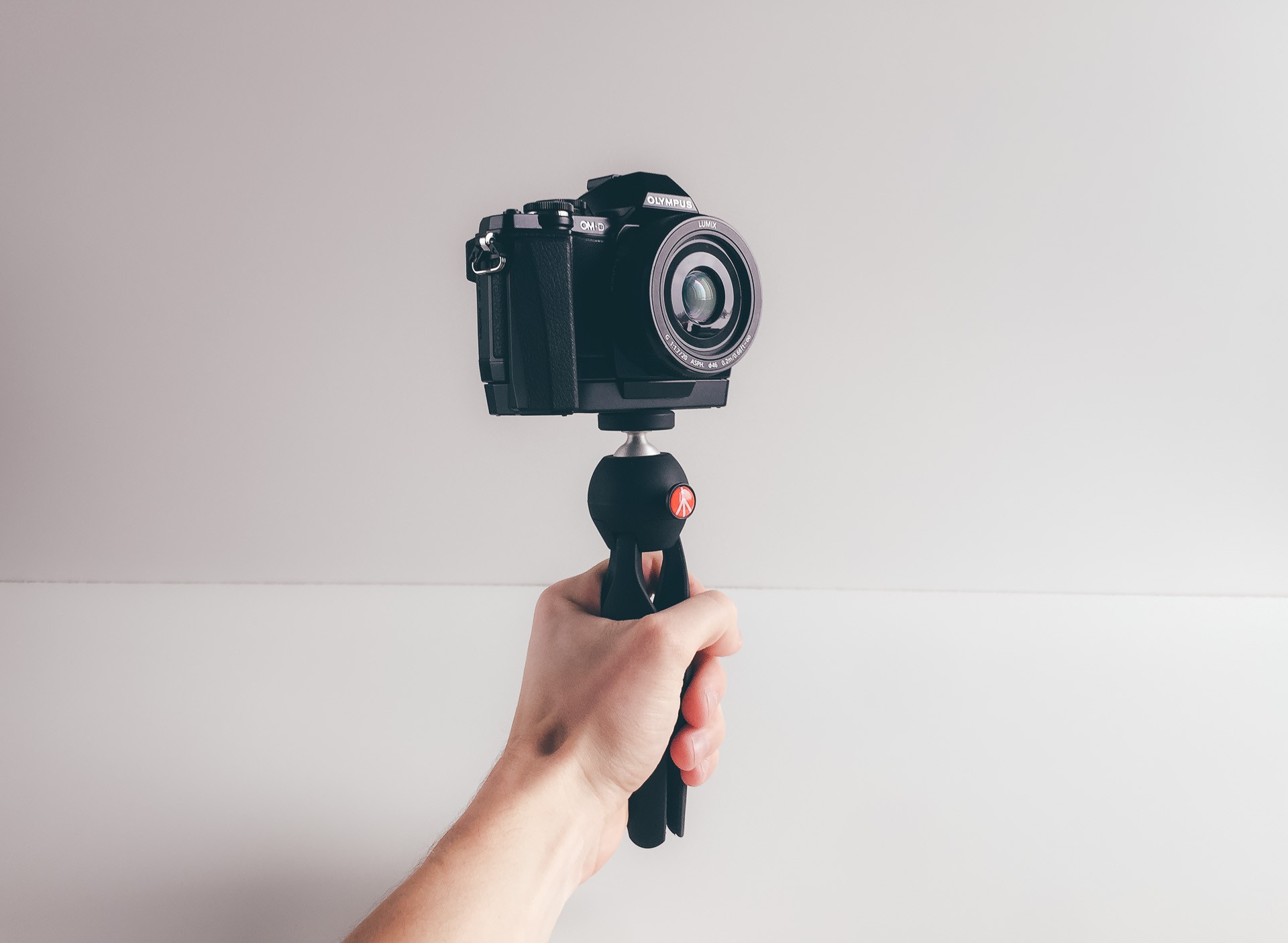 When collapsed, the PIXI Mini offers a creative way to comfortably grip your rig and to capture smoother video.