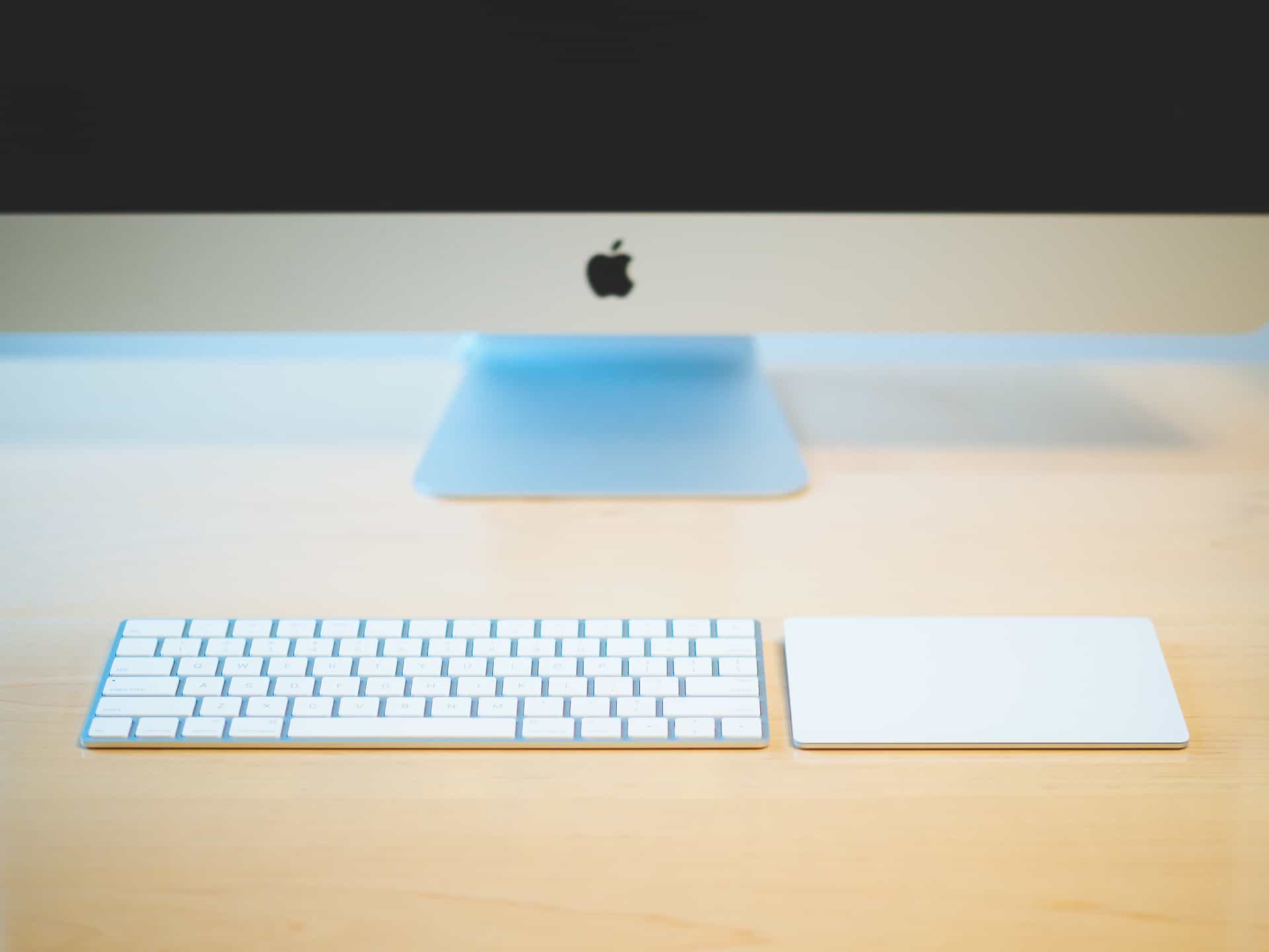 Apple Magic Keyboard と Magic Trackpad 2裏面にスレ傷が多少見られます