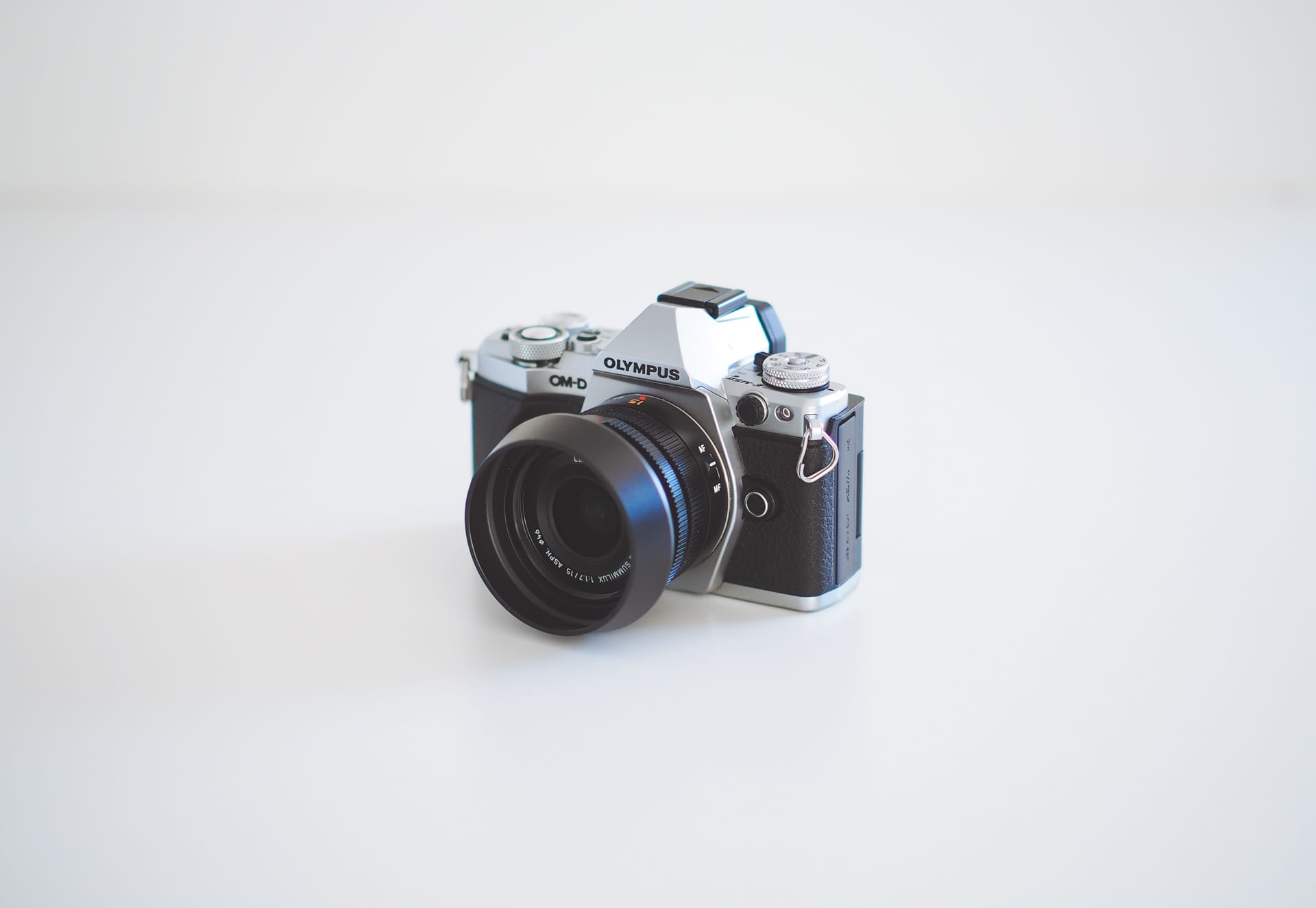 MENGS E-M5 II L-Shaped Quick Release Plate With Hand Grip And Aluminum Alloy Material For Olympus OM-D E-M5 II Camera 