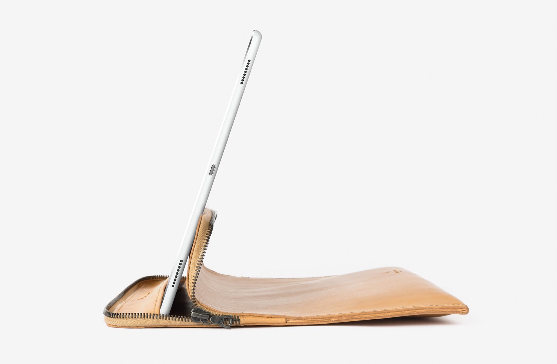 this-is-ground-ipad-pro-sleeve-stand-2