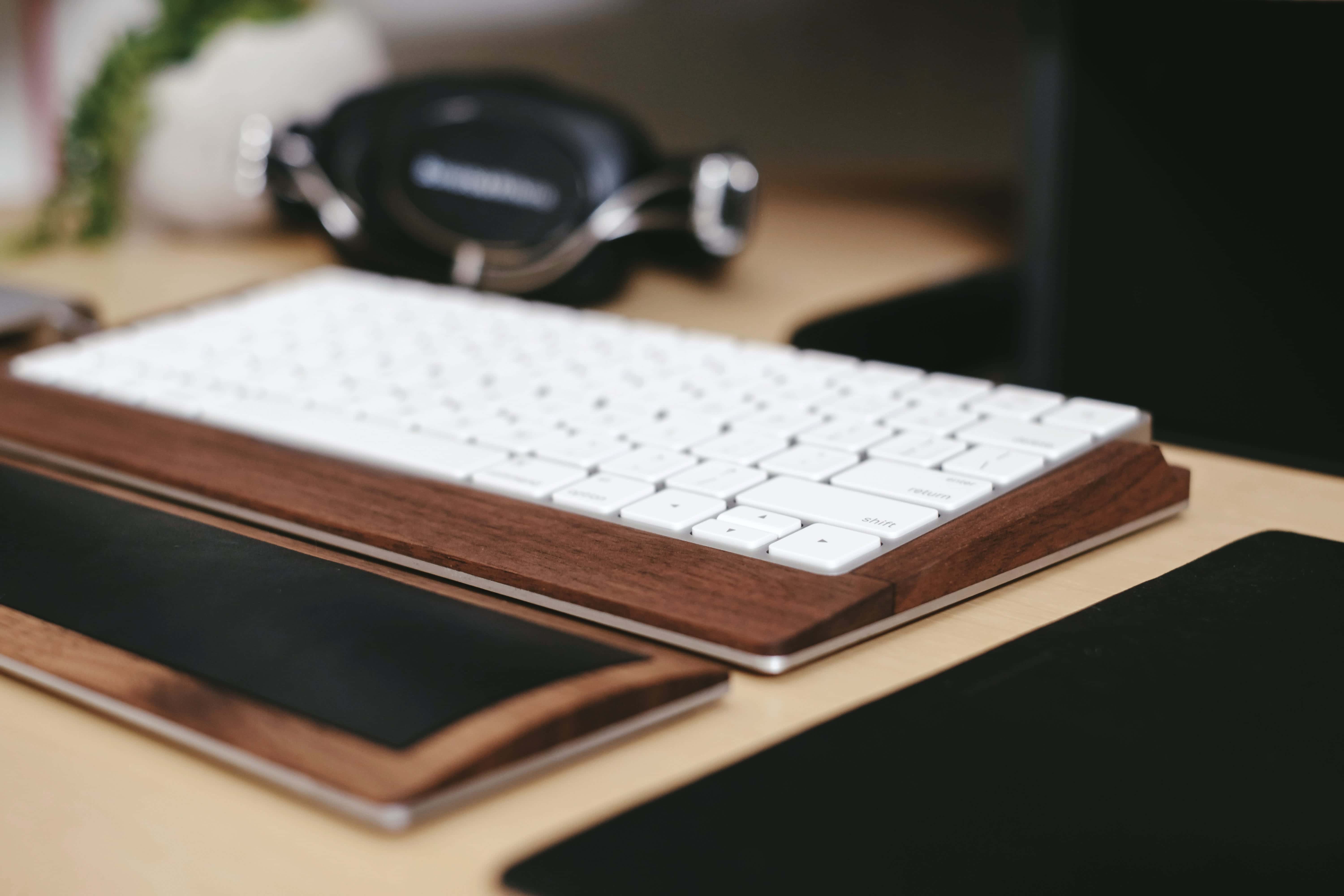 This desk tray by Grovemade uses cork and aluminum