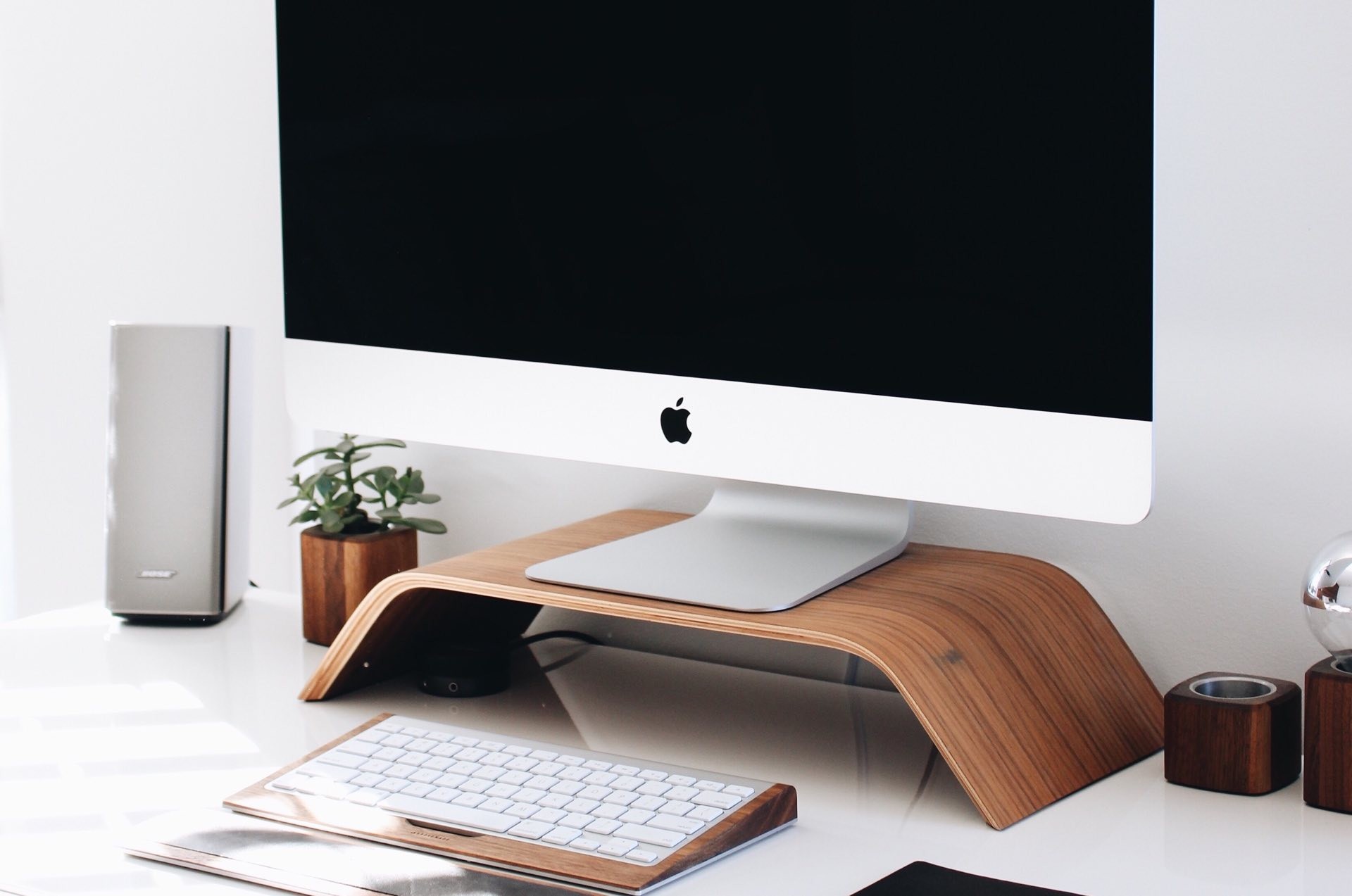 five-minimalist-workspace-accessories-guide-hero-gabriel-beaudry