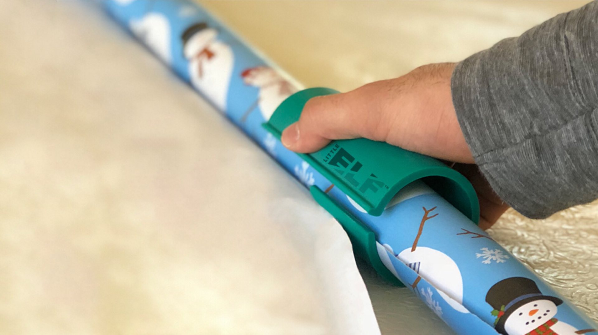 Little elf wrapping store paper cutter