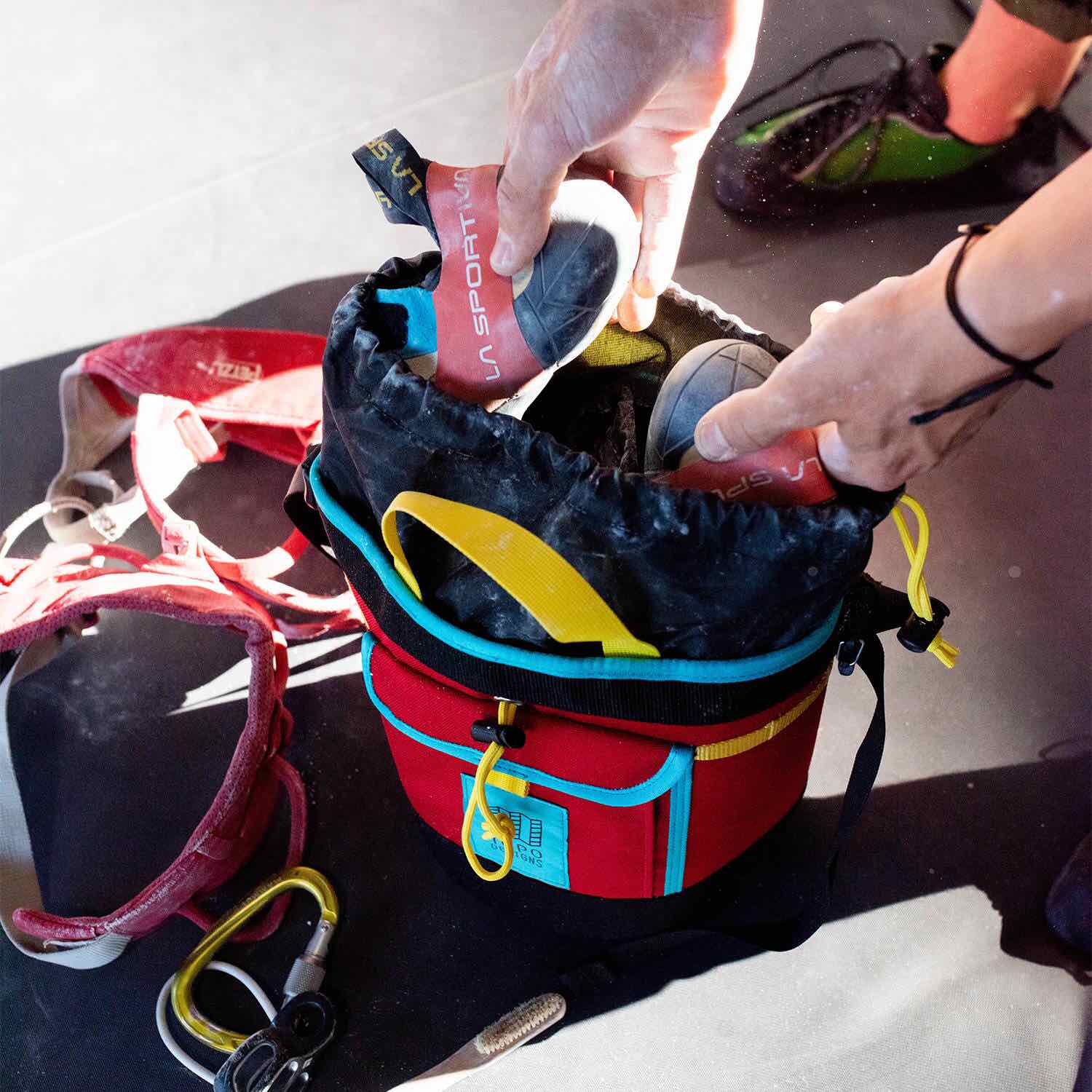 No more will your shoes have to stink up everything in your actual gym bag!
