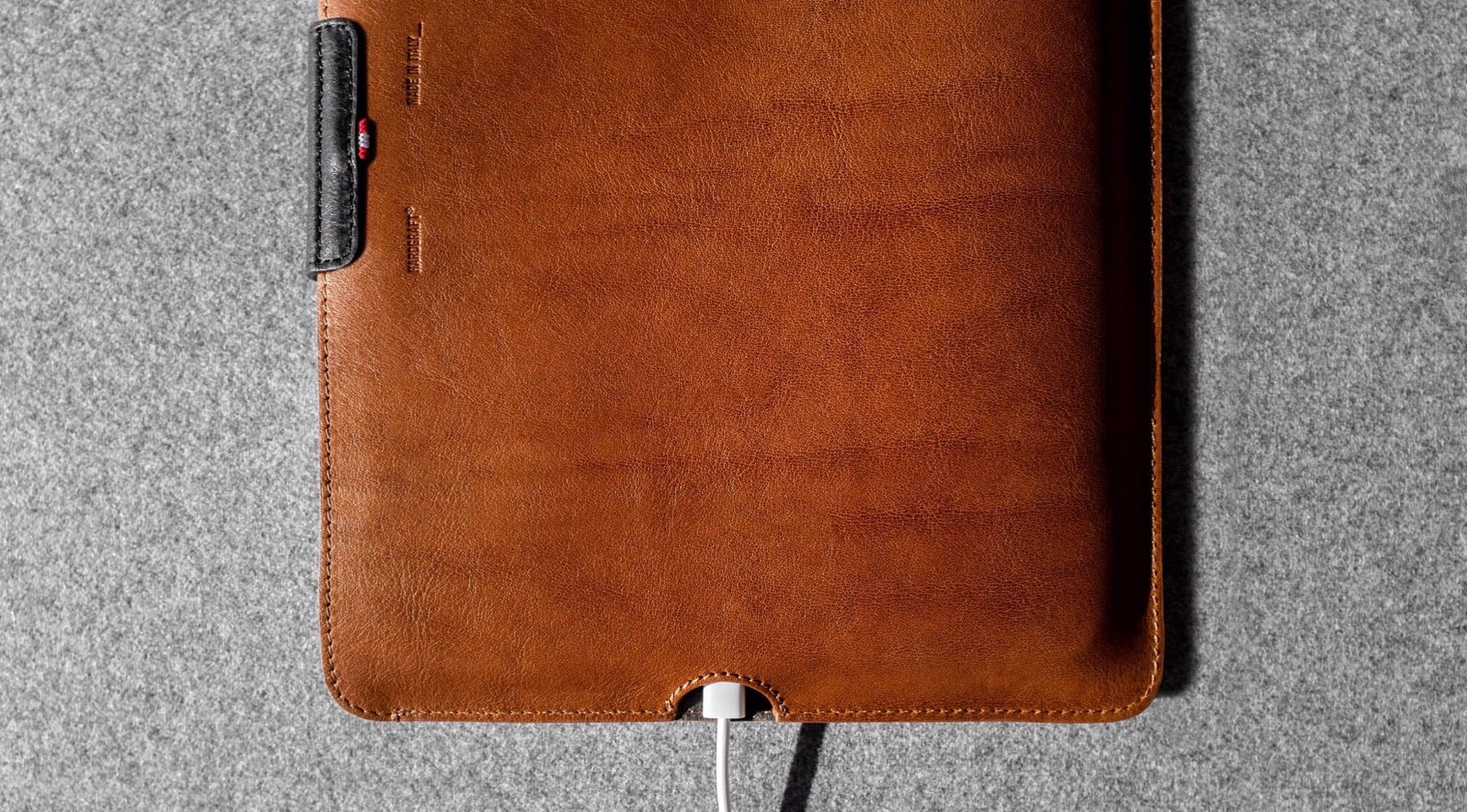 hard-graft-together-leather-ipad-pro-case-charging