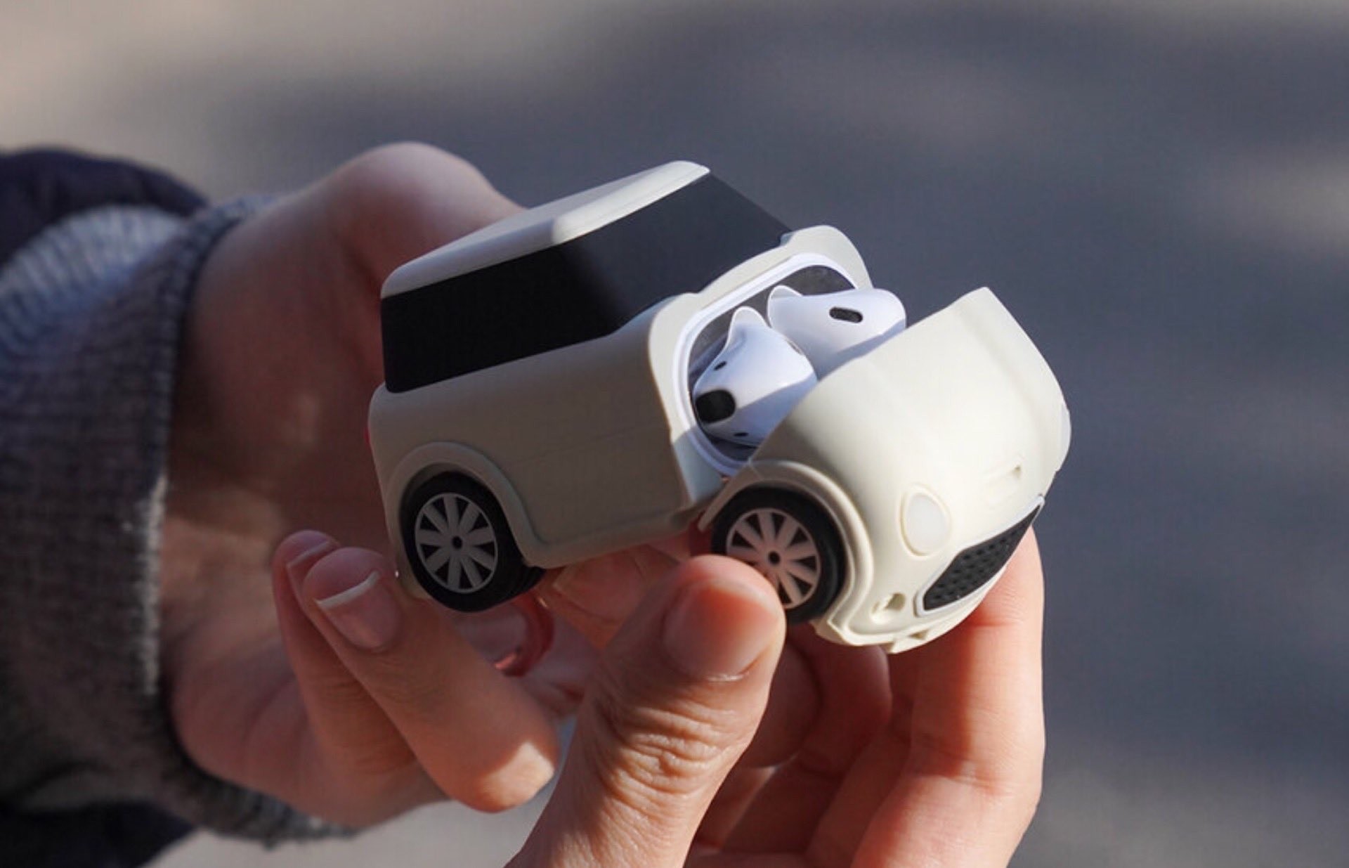 elago-mini-car-airpods-case-open-front