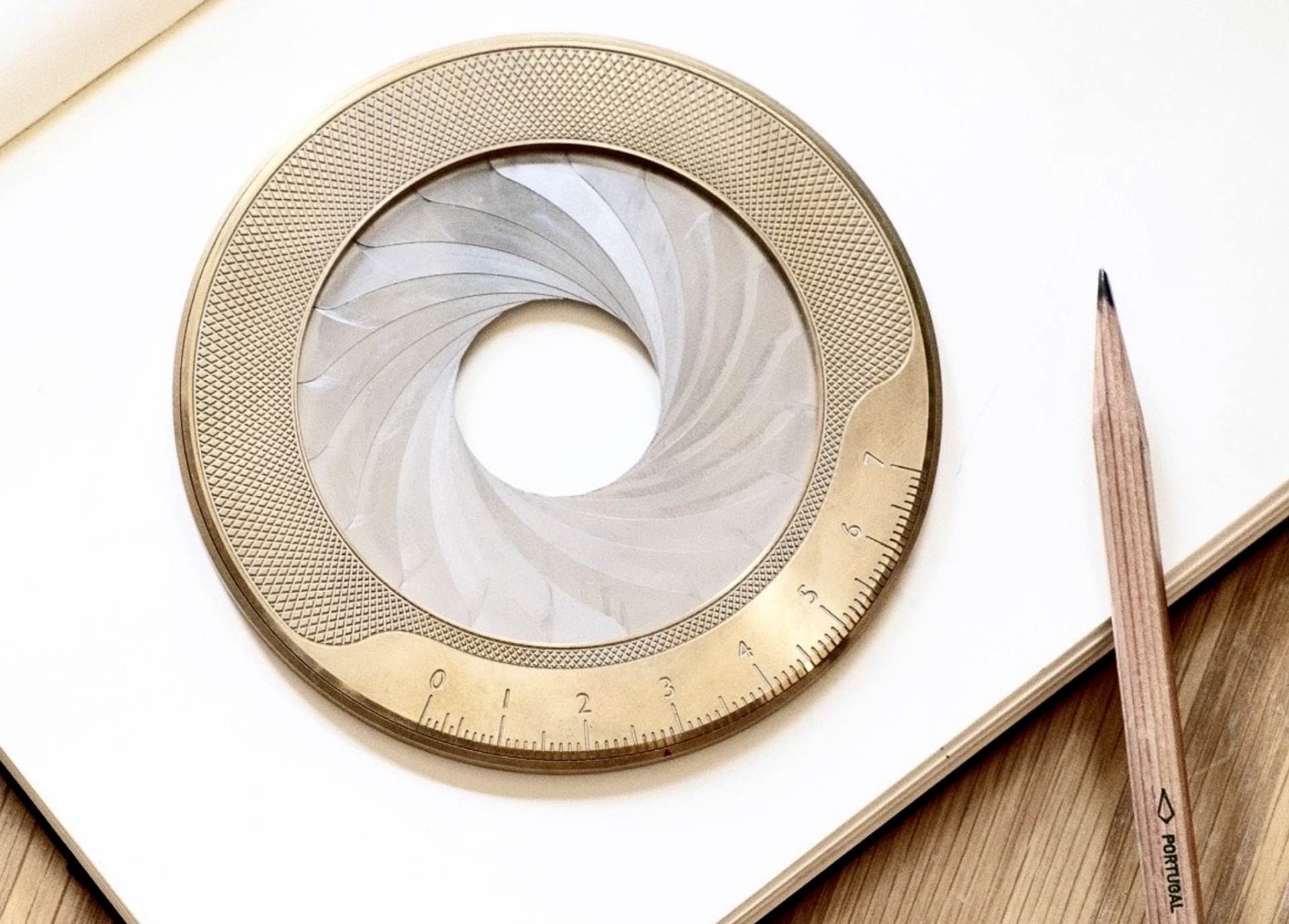 The Iris Circle Drawing Tool Is Based on a Camera Aperture Mechanism