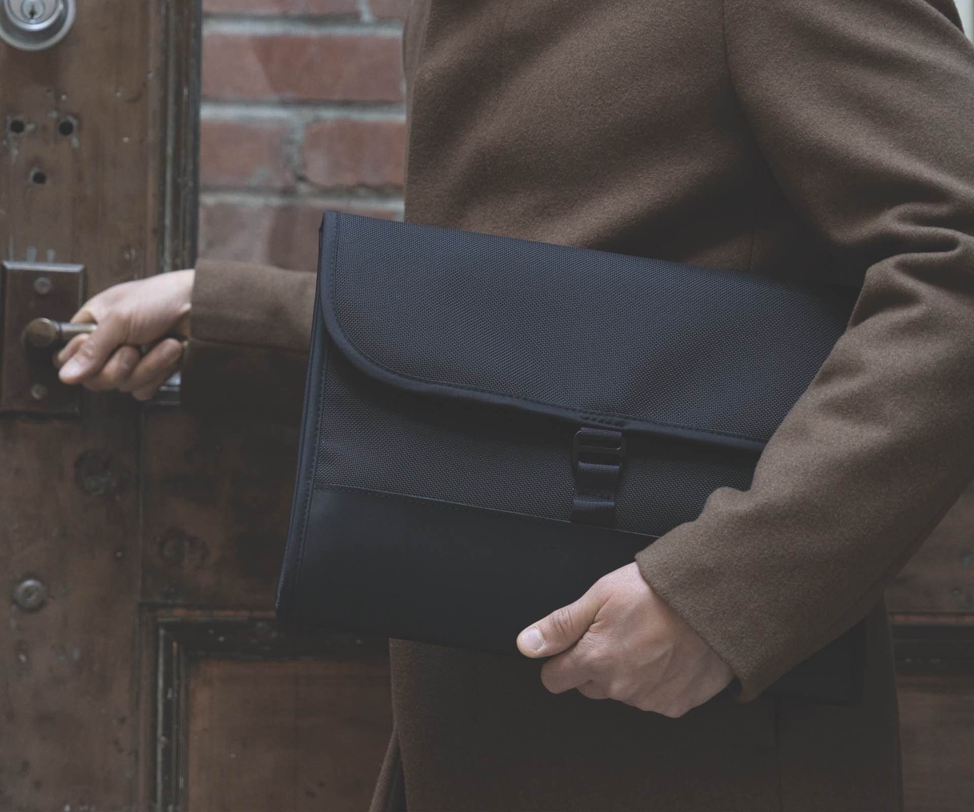 waterfield-designs-double-take-ipad-macbook-sleeve-full-grain-leather-grip