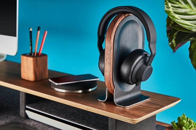 grovemade-wood-headphone-stand-walnut-black-leather