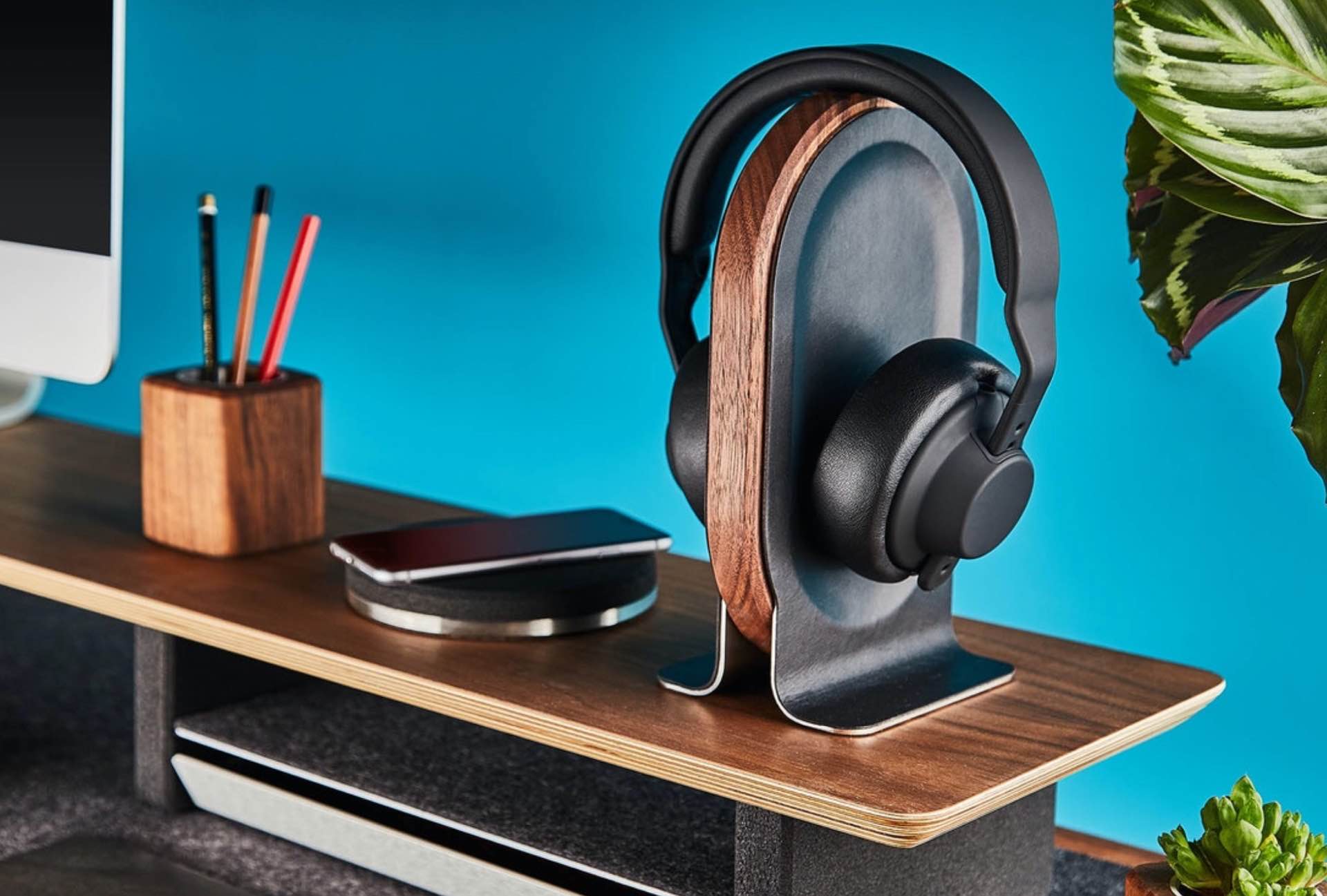 grovemade-wood-headphone-stand-walnut-black-leather