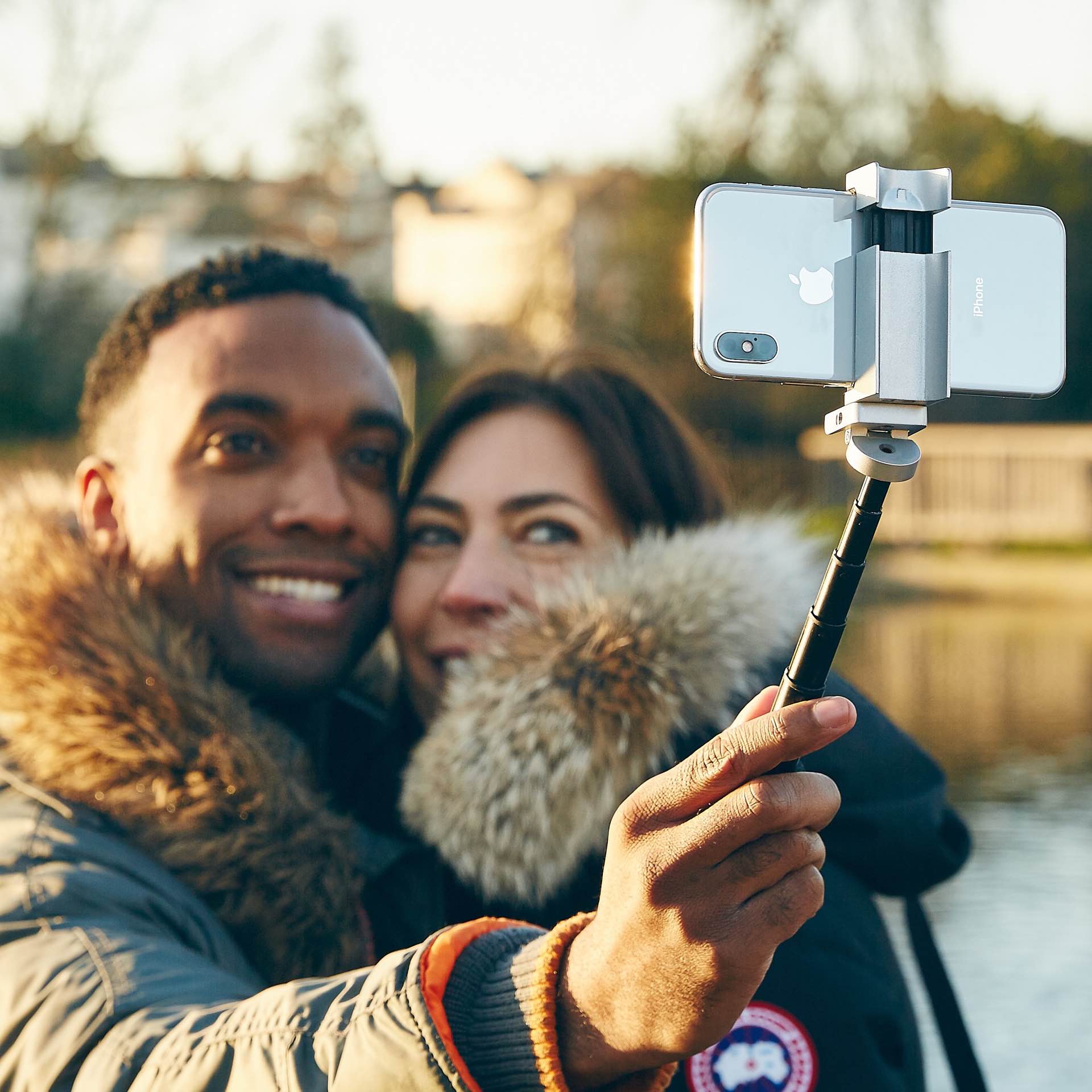 just-mobile-shuttergrip-2-smartphone-camera-grip-selfie-stick