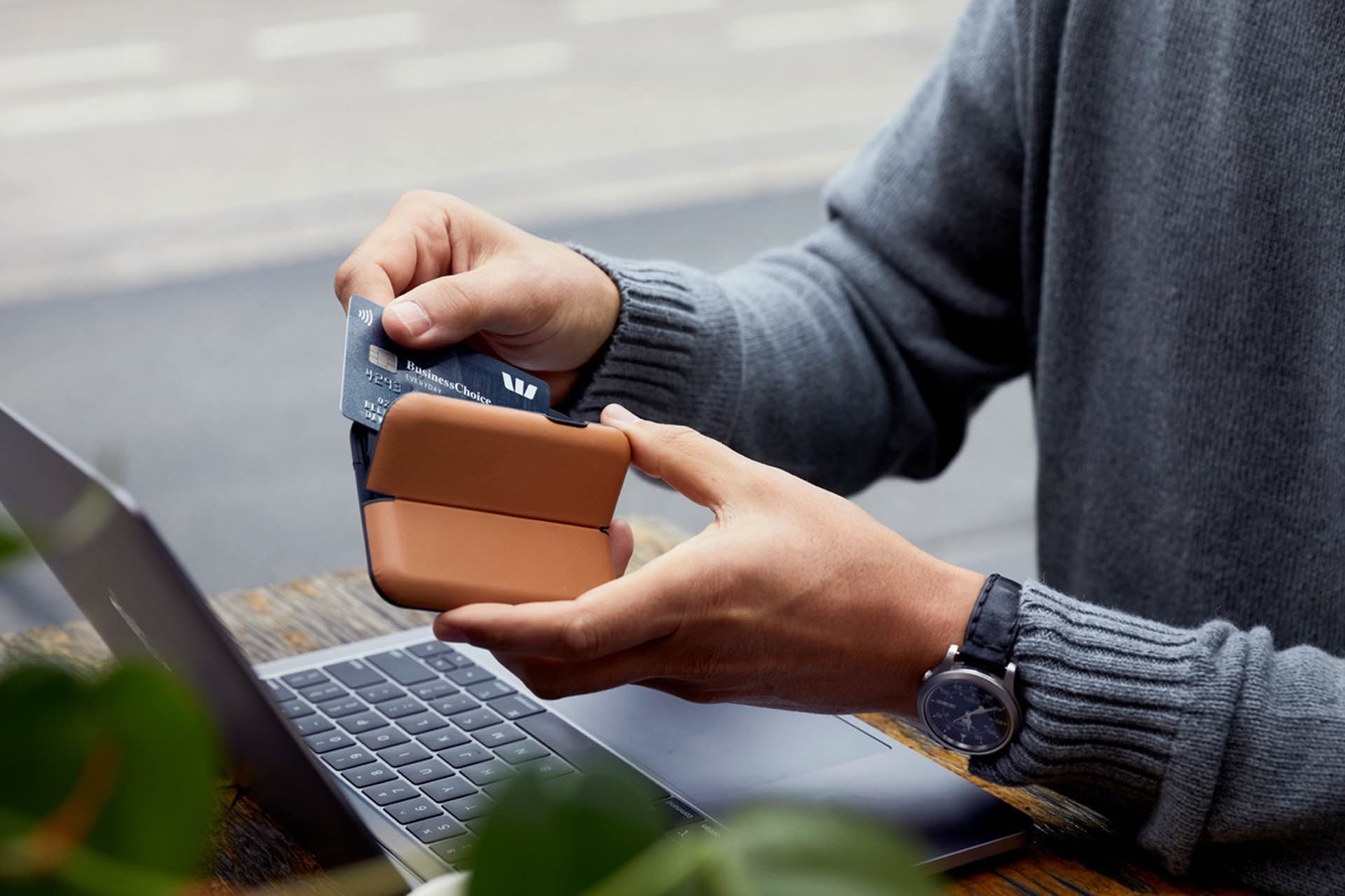 bellroy-flip-case-magnetic-hardshell-wallet-card