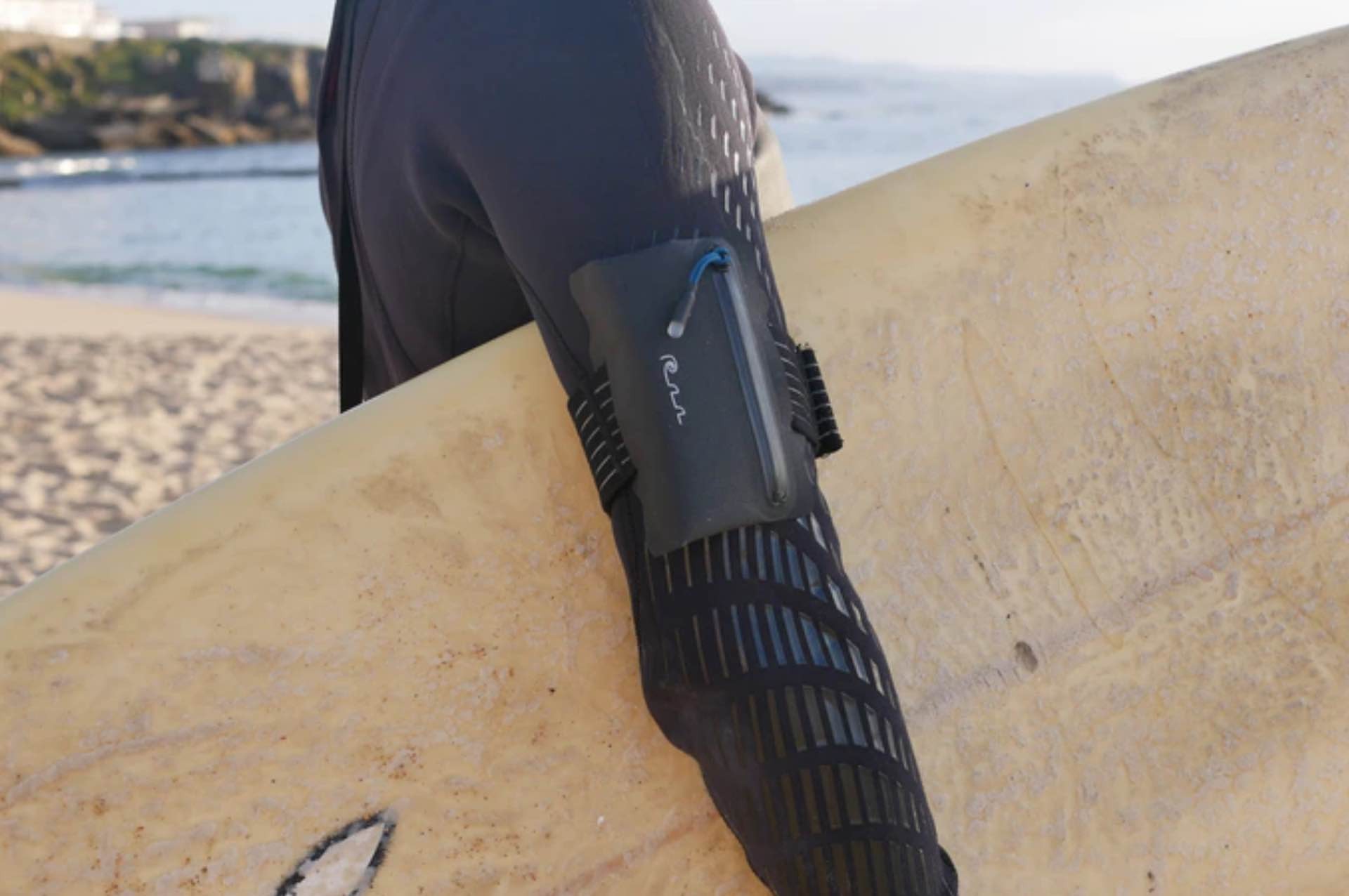 submerge-waterproof-wearable-wallet-cardholder-surfing