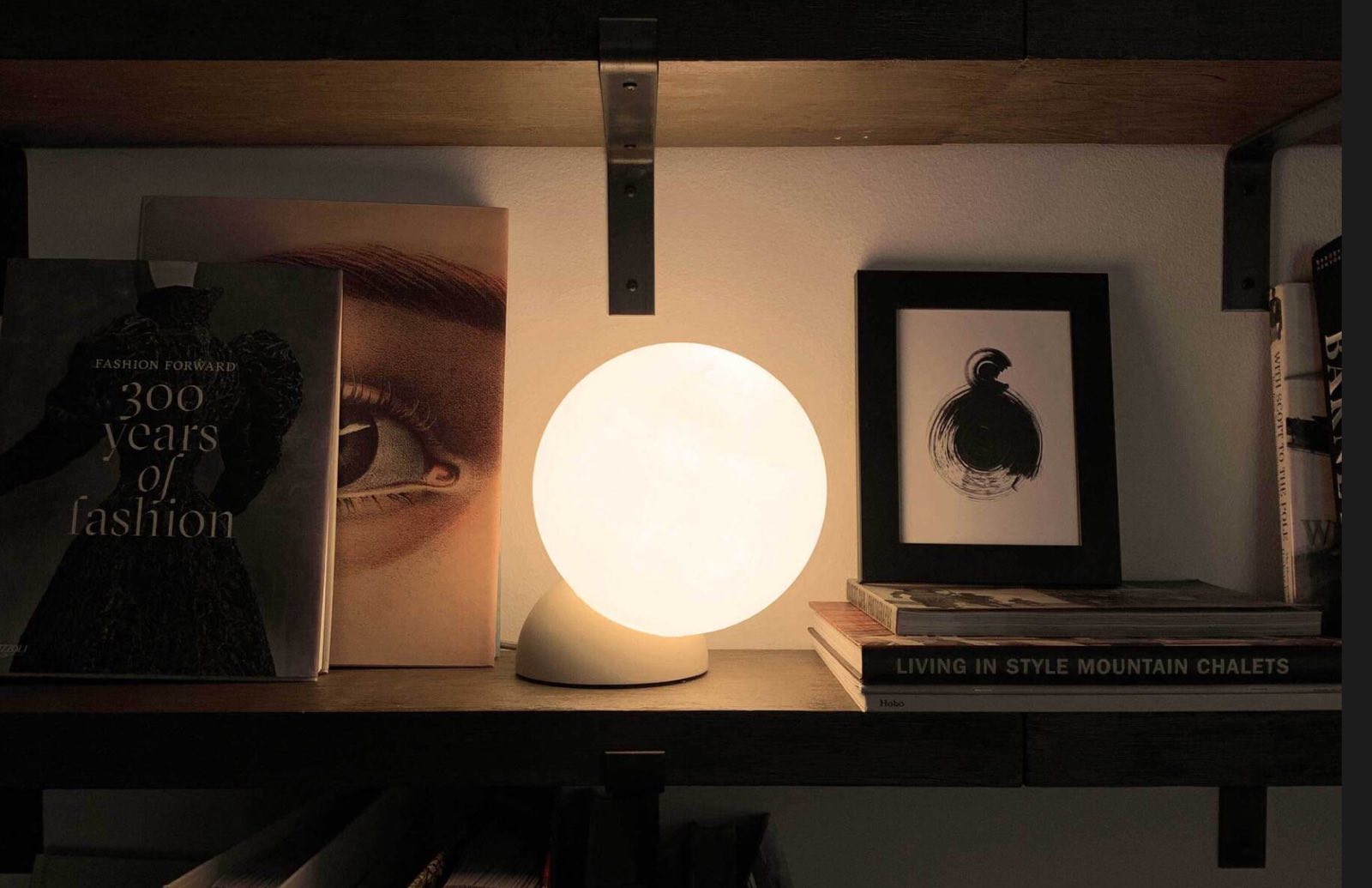 Cantilever store table lamp