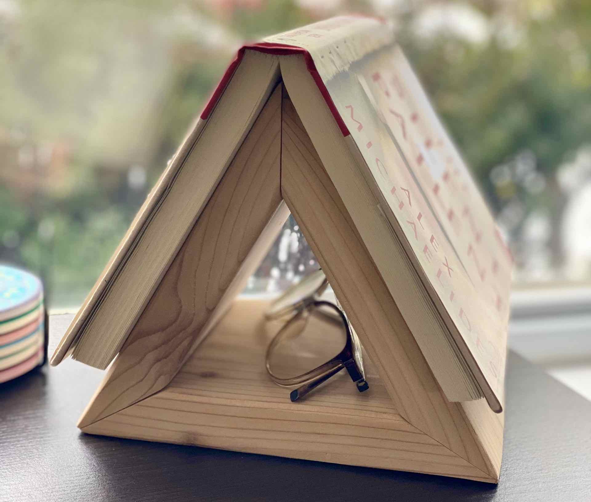 blank-canvas-by-potters-triangle-bookstand