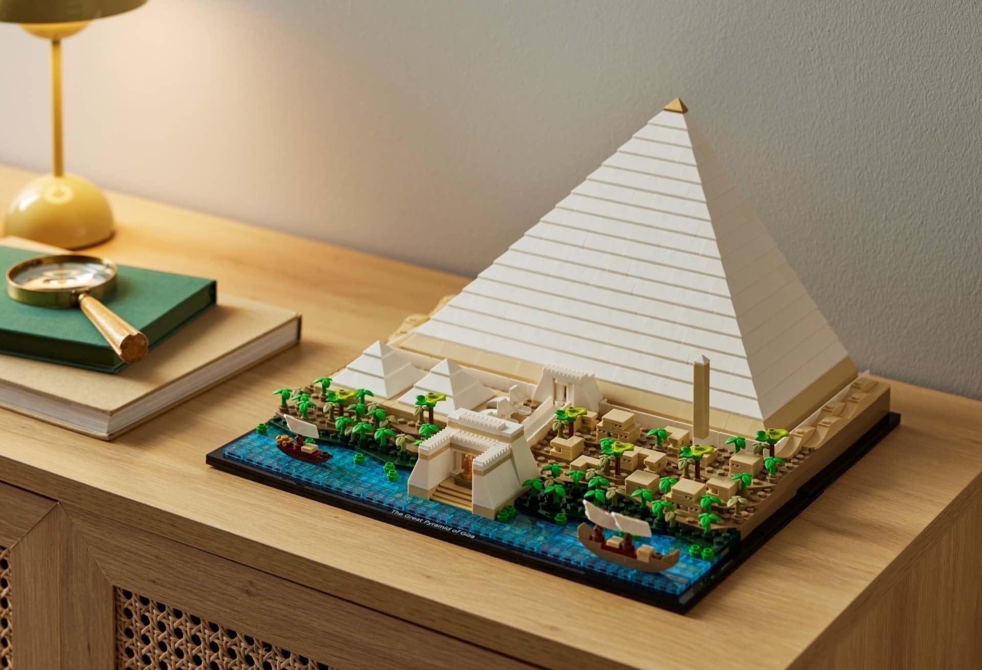 lego-architecture-21058-great-pyramid-of-giza-set-display-1