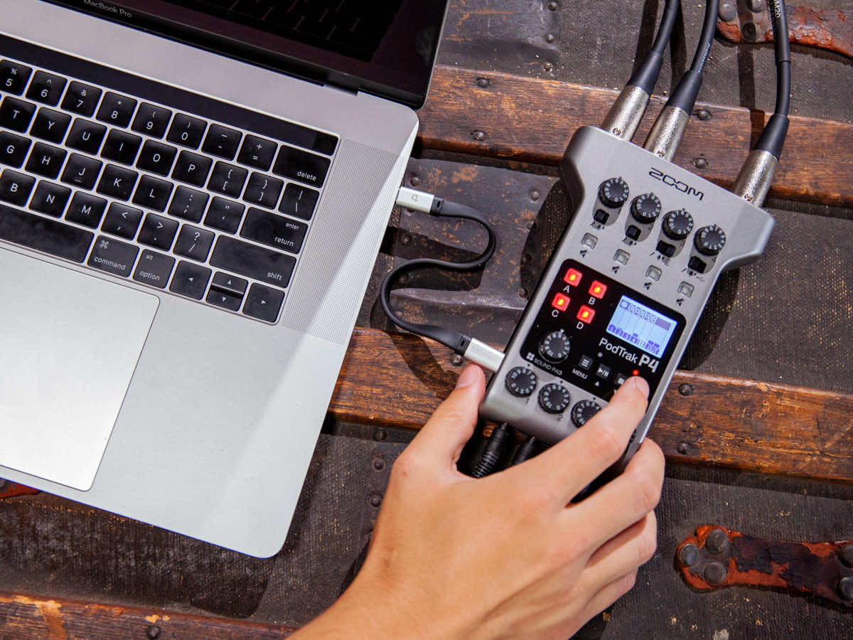 zoom-podtrak-p4-podcast-recorder-audio-interface