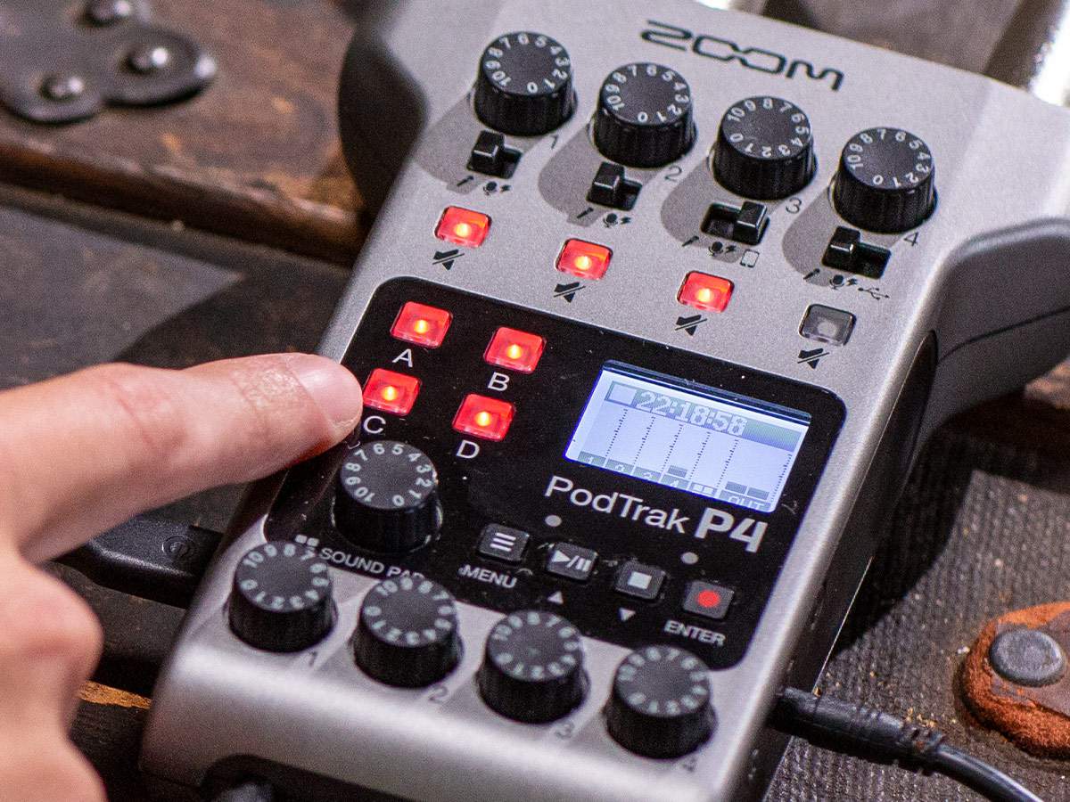 zoom-podtrak-p4-podcast-recorder-sound-pads