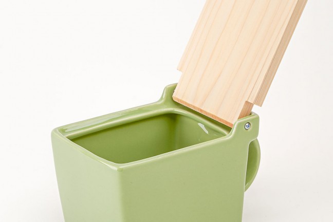 zero-japan-bee-house-ceramic-salt-box-with-wooden-lid