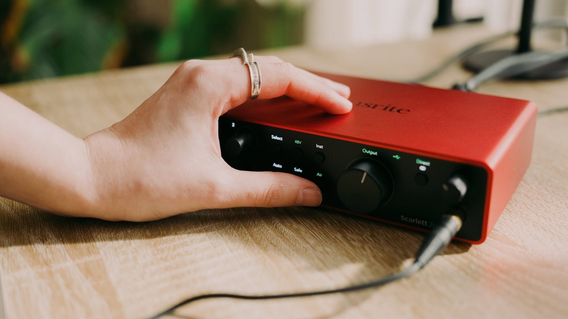 focusrite-4th-generation-scarlett-2i2-audio-interface-lifestyle