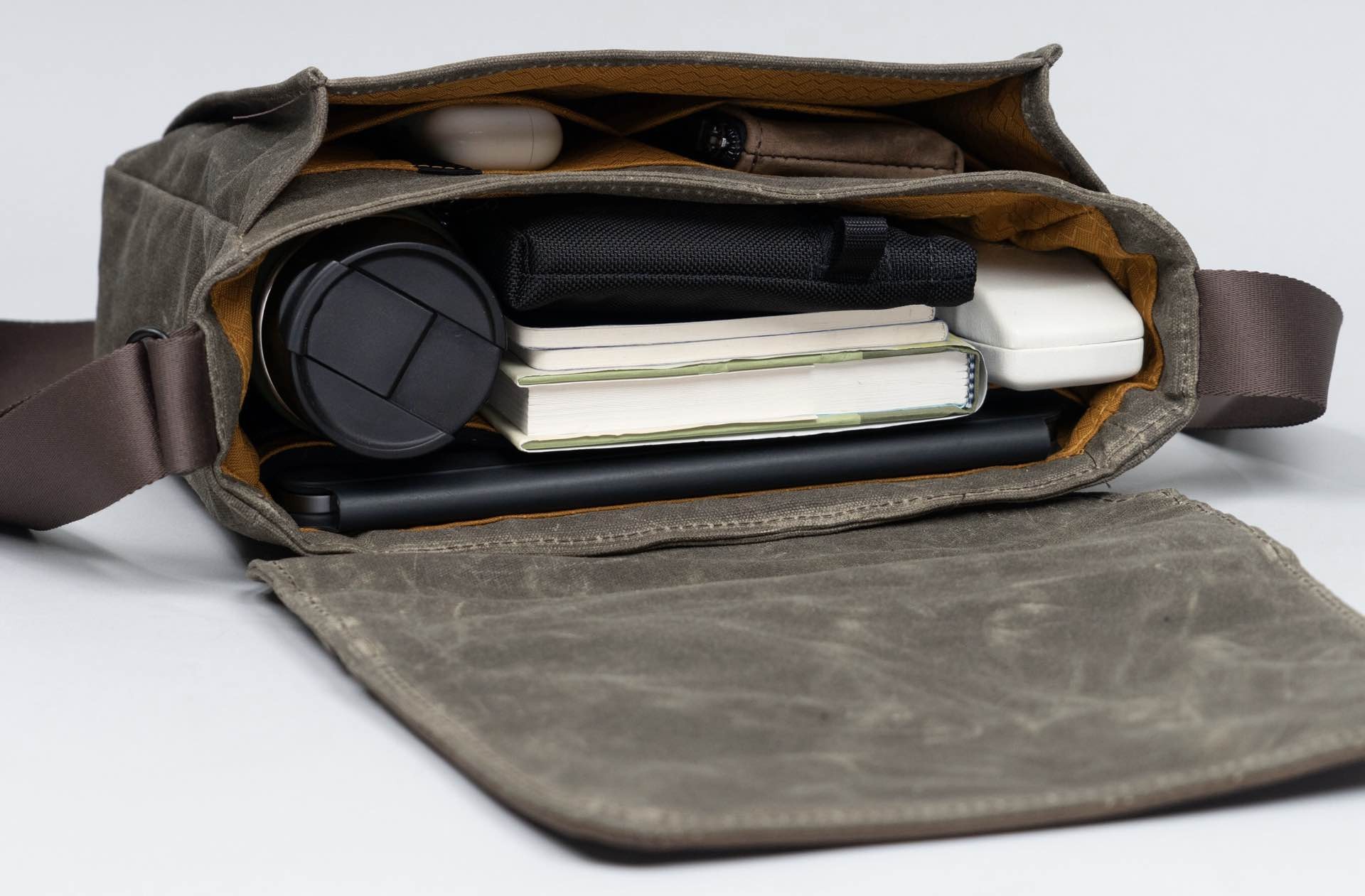 waterfield-designs-shinjuku-messenger-bag-interior-with-stuff