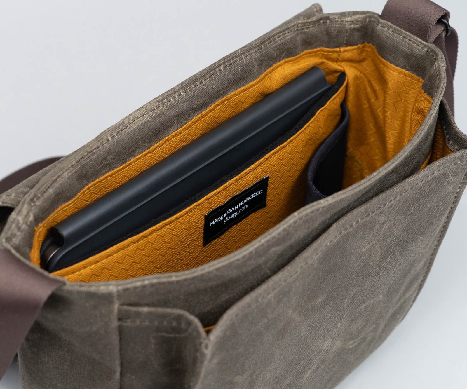 waterfield-designs-shinjuku-messenger-bag-tablet-pocket